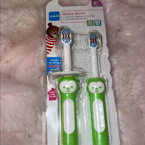 MAM Green Baby Toothbrushes (2 Baby's Brushes and 1 Safety Shield) - Picture 4 of 4